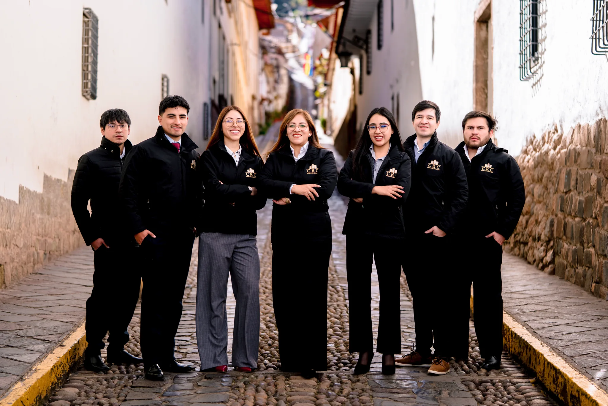 Equipo completo de CRC Abogados Asociados en una calle del Centro Histórico del Cusco